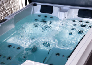 Whirlpool mit klaren Wasser