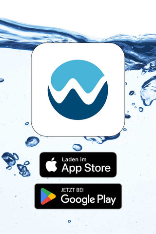 App von guenstige-whirlpools.de – Logo mit Wasserhintergrund und Buttons „App Store“ und „Google Play“; ermöglicht einfache Bestellung von Wasserpflegeprodukten und Nutzung einer praktischen Merkliste