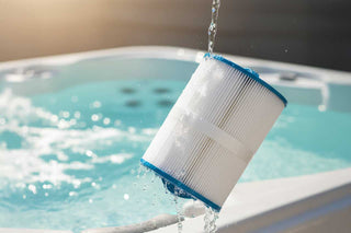 Sauberer weißer Whirlpool-Lamellenfilter wird unter klarem Wasser gereinigt, im Hintergrund kristallklares türkisfarbenes Whirlpool-Wasser