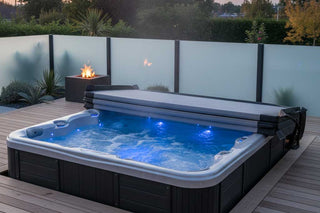 Energieeffizienter Outdoor-Whirlpool mit hochwertiger Isolier-Abdeckung bei Abenddämmerung – Stromkosten sparen durch optimale Isolierung