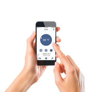 Smartphone zeigt in.Touch 2 App Bildschirm „My Spa“ mit Temperaturanzeige und Steuerungselementen – ermöglicht Fernsteuerung von Heizung, Filtration und Licht