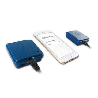 Gecko in.Touch 2 WiFi Modul neben Smartphone Bildschirm „Select a spa“ – zeigt App-Verbindung zum Spa-Modul, für Temperatur- und Steuerfunktionen ferngesteuert
