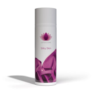 Flasche Lotus Clean Silky Skin – Badezusatz mit Aloe Vera und Hyaluron-Booster, pflegt empfindliche Haut, reduziert Juckreiz und Spannungsgefühl nach dem Whirlpoolbad für ein weiches Hautgefuehl