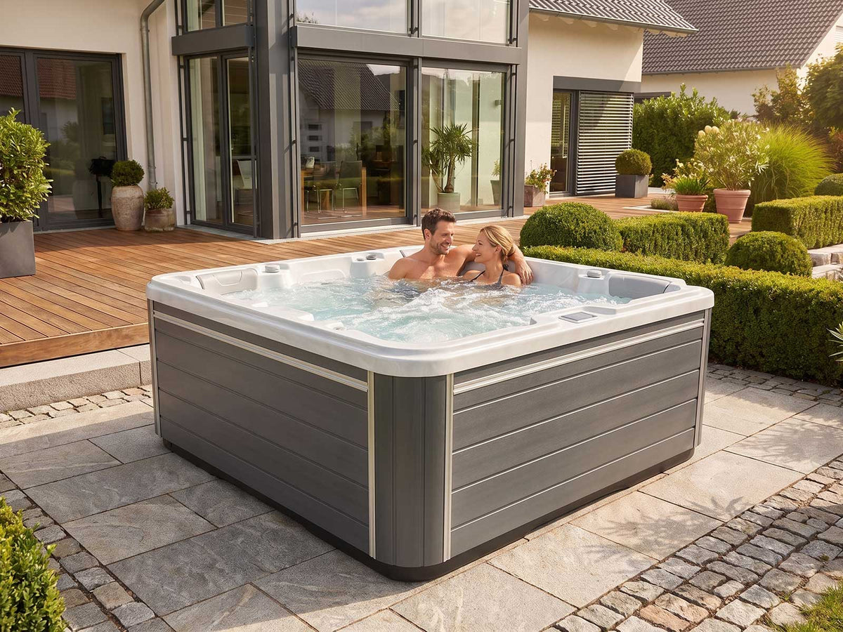 Paar entspannt im Whirlpool mit klarem Wasser auf der Terrasse