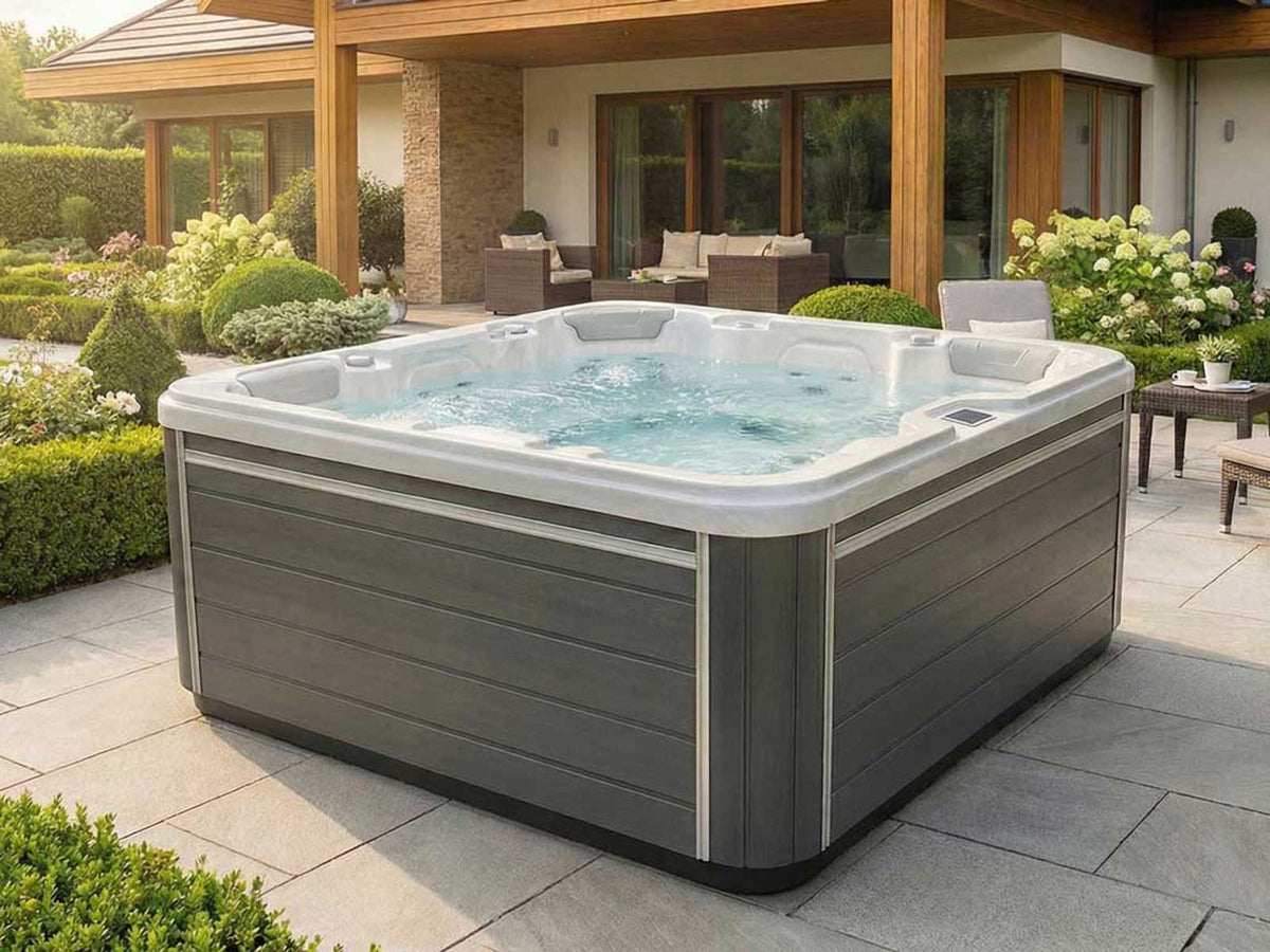 Whirlpool Setho 505 mit klarem Wasser auf einer Gartenterrasse